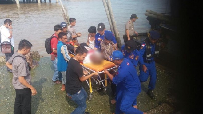 Evakuasi mayat nelayan di Tanjabbar yang ditemukan meninggal dunia di atas pompong miliknya.